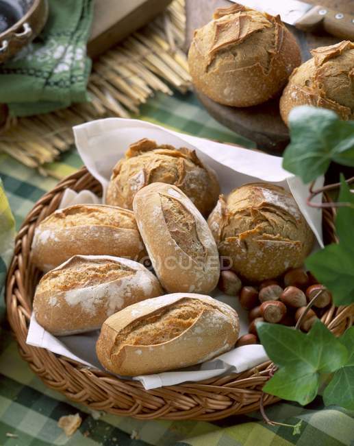 Panes de Pan en Cesta - foto de stock