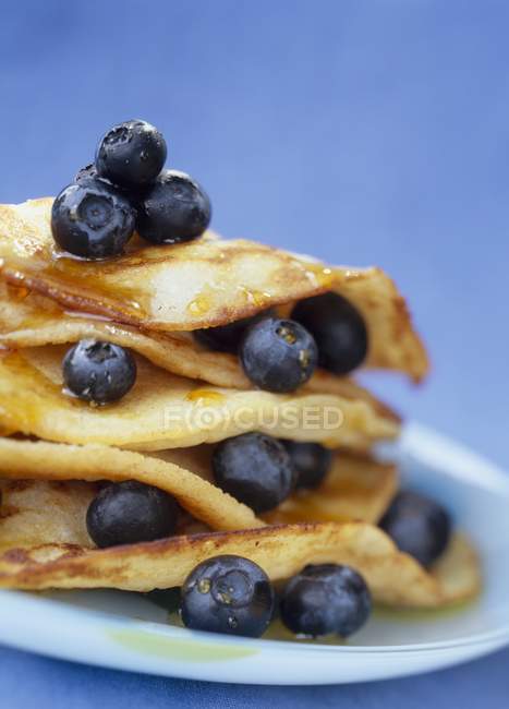 Pancakes with maple syrup and blueberries — Stock Photo