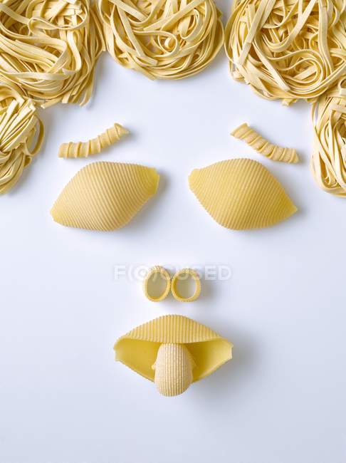 Viso fatto di pasta secca cruda — Foto stock