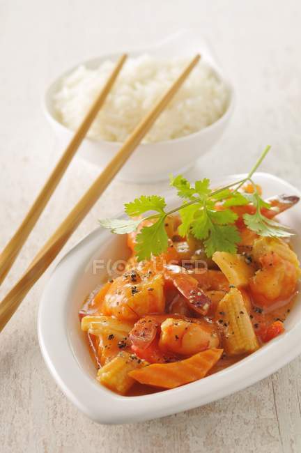 Gamberetti e curry vegetale — Foto stock
