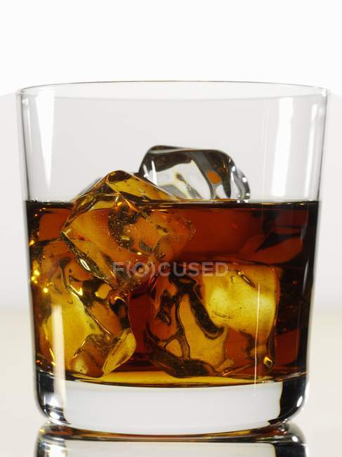 Vaso de whisky con cubitos de hielo - foto de stock