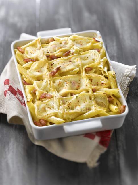 Mac and cheese dish with bacon — Stock Photo