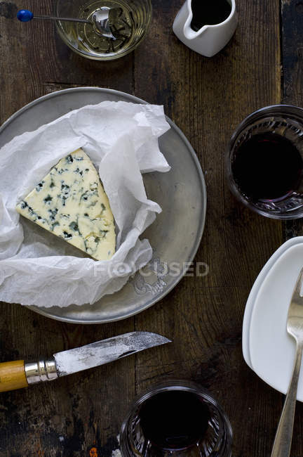 Синій сир на тарілці над столом — стокове фото