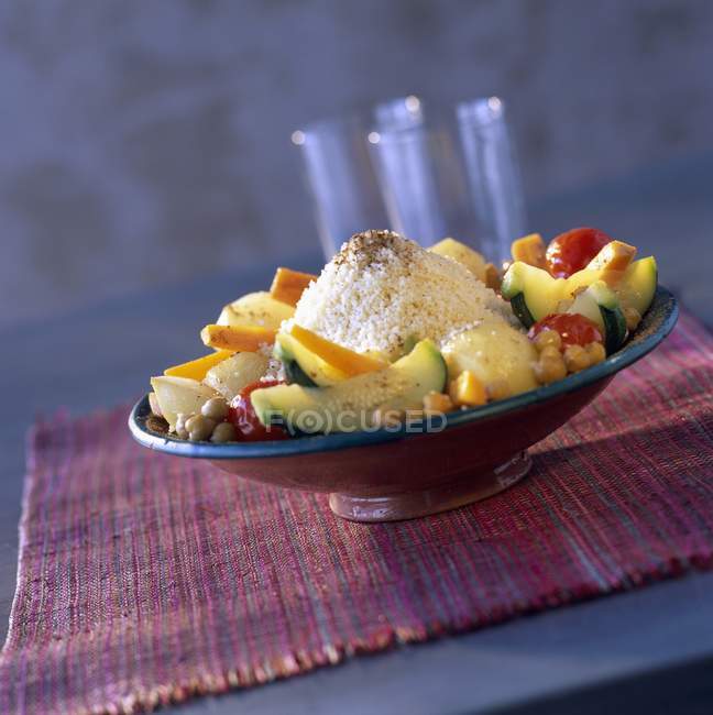 Couscous vegetale servito in ciotola — Foto stock