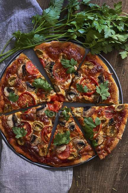 Веганська піца без глютену з овочами — стокове фото