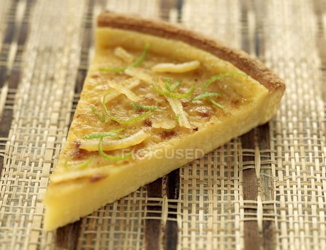 Vista close-up de limão e pedaço de torta de limão — Fotografia de Stock