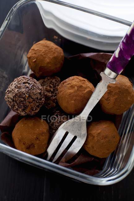 Truffes au chocolat dans un bol — Photo de stock