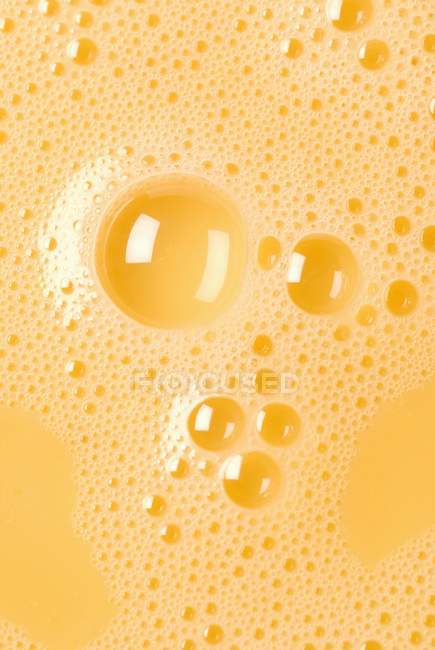 Взбитый яичный желток с пузырьками — стоковое фото