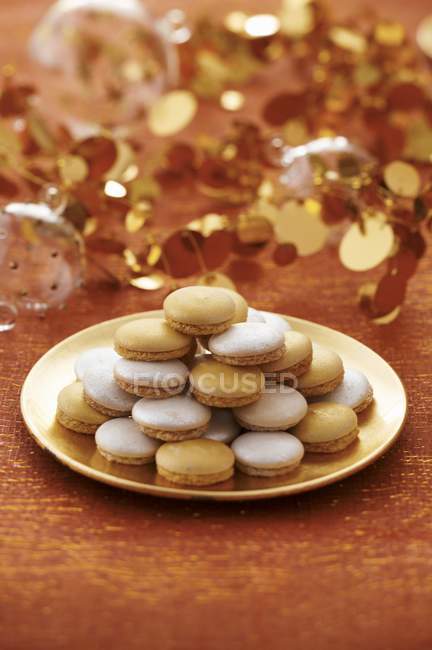 Heap of Macaroons on plate — Stock Photo
