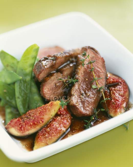 Duck magret with figs and four spices — Stock Photo