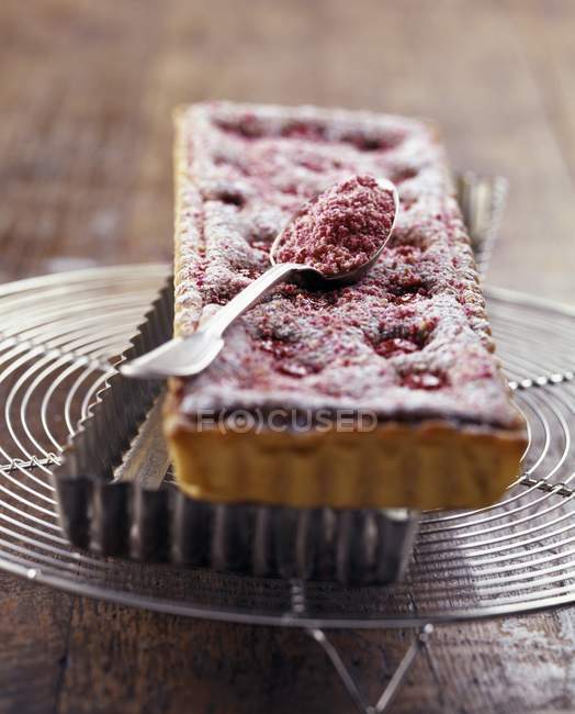 Raspberry and rose sugar cake — Stock Photo