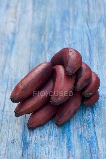Пучок червоних бананів — стокове фото