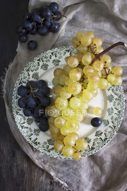 Uvas púrpuras y verdes - foto de stock