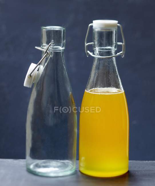 Бутылки с сиропом на столе — стоковое фото