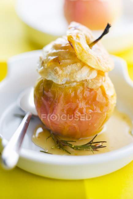 Manzana al horno con miel - foto de stock