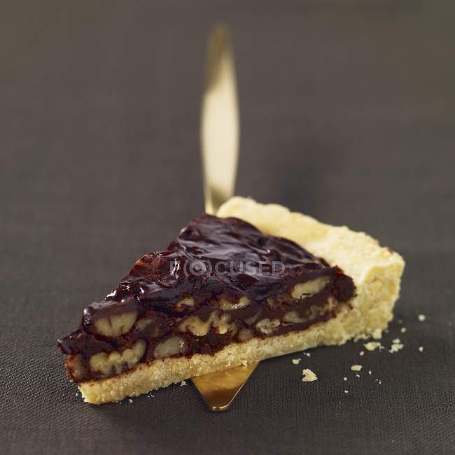 Pedaço de chocolate e torta de nozes — Fotografia de Stock