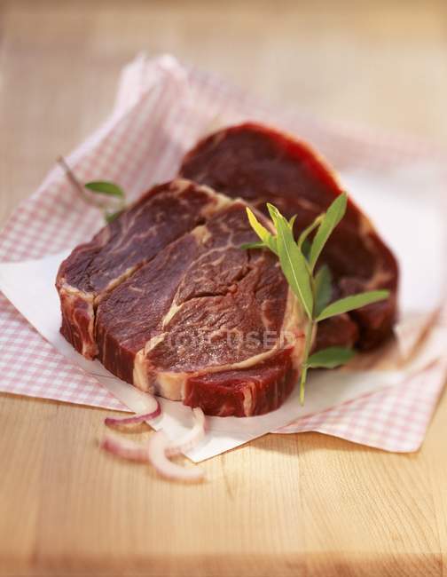 Pedaços de carne crua no guardanapo — Fotografia de Stock