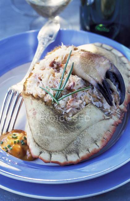 Nahaufnahme von gefüllten Krabben mit Corail-Sauce und Schnittlauch — Stockfoto