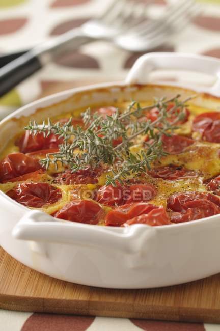 Tomate cerise sur assiette — Photo de stock