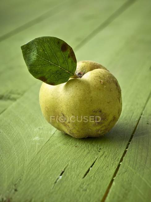 Mela cotogna fresca con foglia — Foto stock