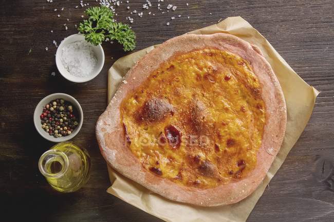 Pizza mit Brokkoli und Feta — Stockfoto