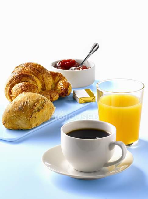 Breakfast setting on table — Stock Photo