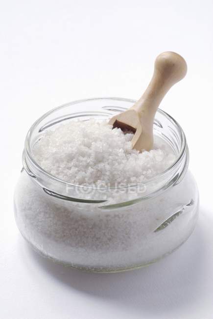 Груба сіль в банці — стокове фото
