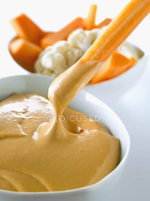 Zanahoria cruda en tazones - foto de stock