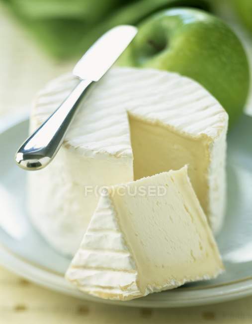 Нарезанный сыр Chaource — стоковое фото