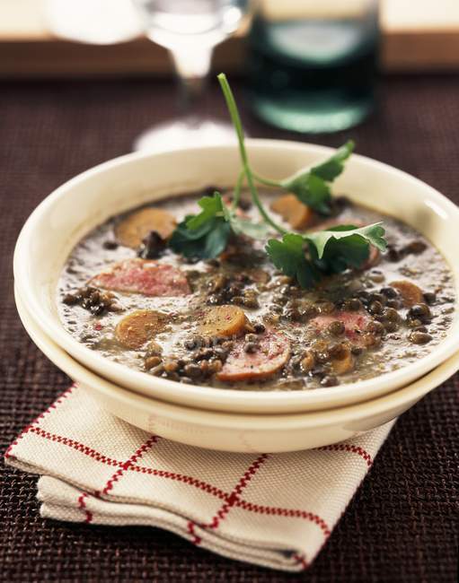 Sopa de lentilha com salsichas — Fotografia de Stock