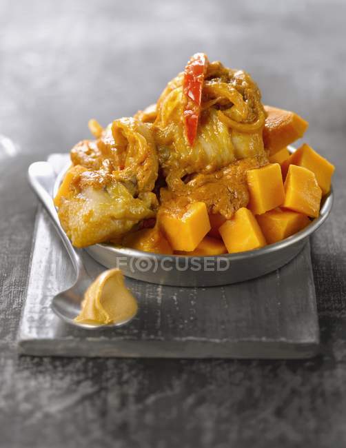 Жареный цыпленок и сладкий картофель — стоковое фото
