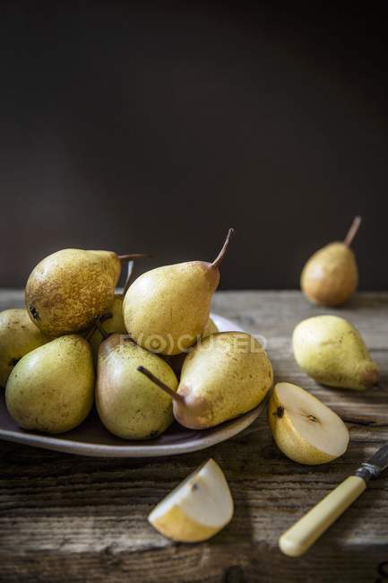 Peras frescas en plato - foto de stock