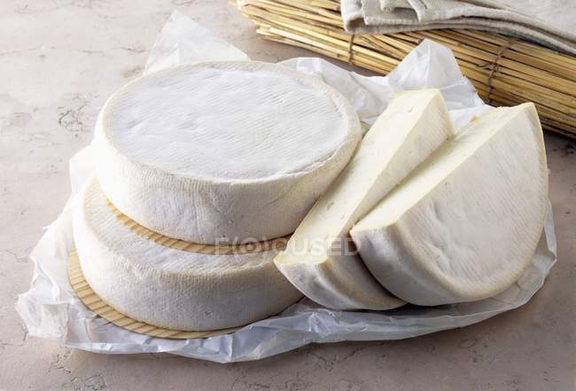 Reblochon-Käse gestapelt — Stockfoto
