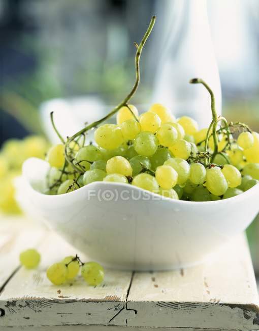 Uvas verdes en tazón - foto de stock