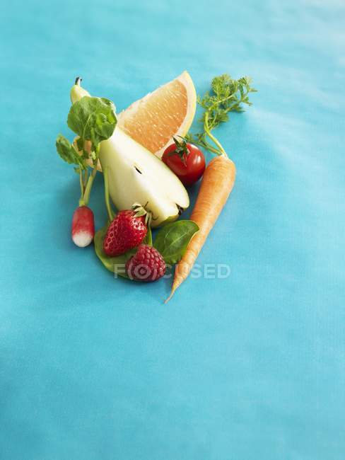 Frutas y hortalizas crudas - foto de stock