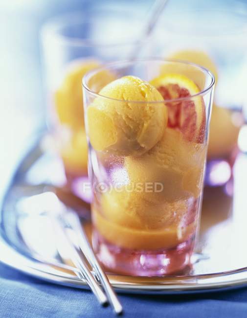 Sorvete laranja em copo de vidro — Fotografia de Stock