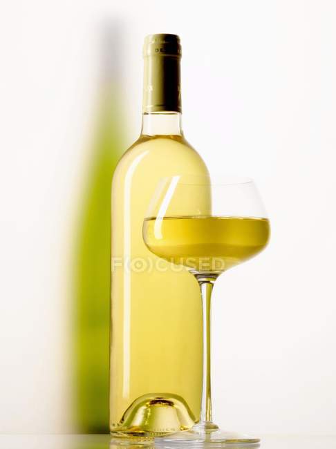 Вино в пляшках і келиху — стокове фото