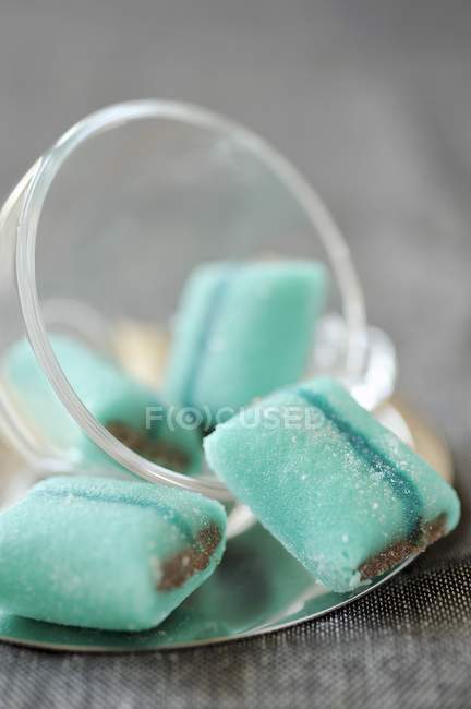 Vista de primer plano de los caramelos Coussins de Lyon en tazón de cristal - foto de stock