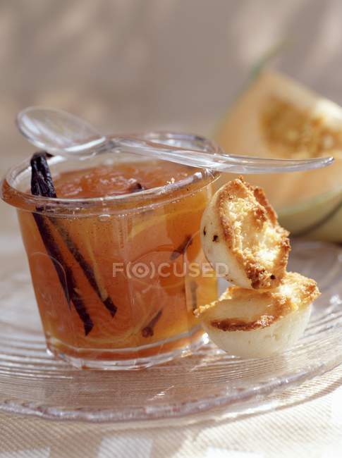 Marmellata di melone in vetro con pasticceria — Foto stock