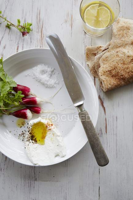 Редис с йогуртом на тарелке — стоковое фото
