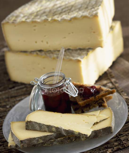 Сыр Tomme de savoie — стоковое фото