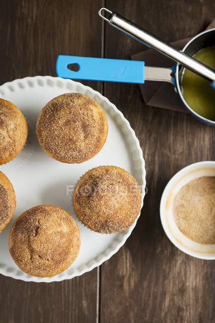 Doughnut muffins dusted with cinnamon sugar — Stock Photo