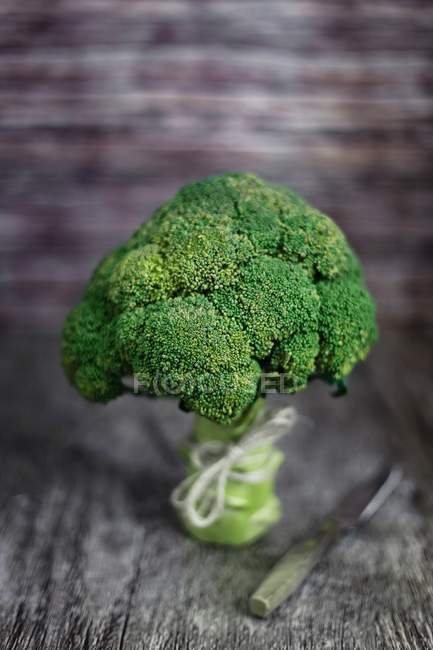Brócoli fresco en la superficie de madera - foto de stock