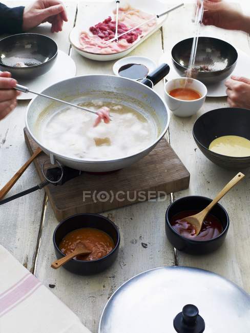 Fondue coreana en tazón - foto de stock