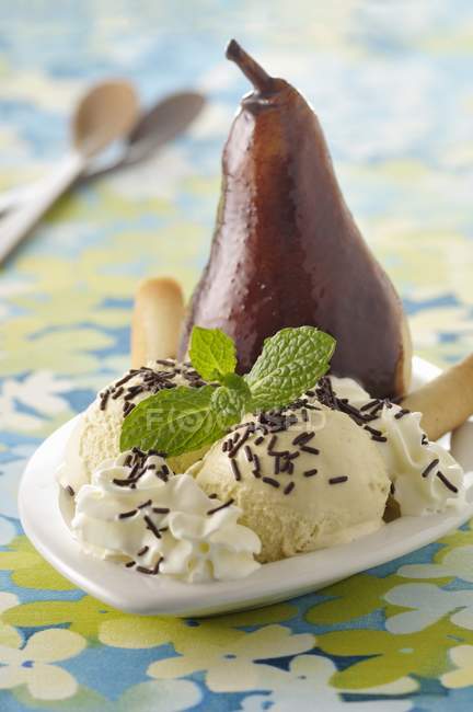 Poire pochée au sucre avec crème glacée — Photo de stock