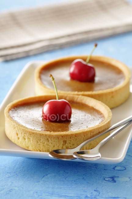 Toffee tartlets with cherries — Stock Photo