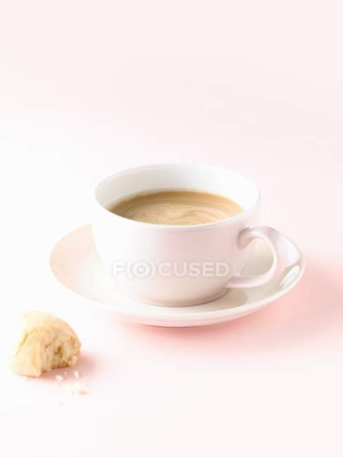 Чашка кави з молоком — стокове фото
