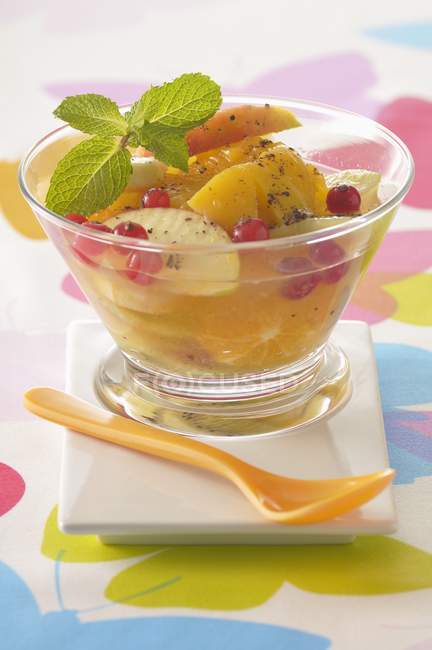 Gazpacho di frutta fresca in ciotola di vetro — Foto stock
