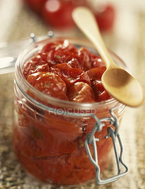 Tomates cherry en aceite - foto de stock