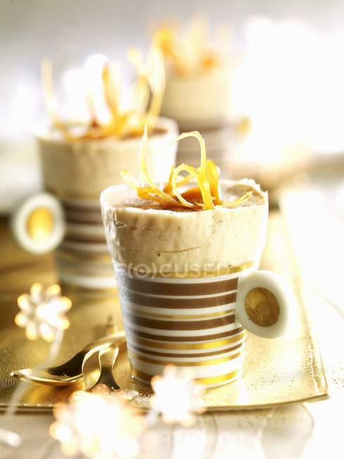 Iced souffls in pots over platter on table — Stock Photo
